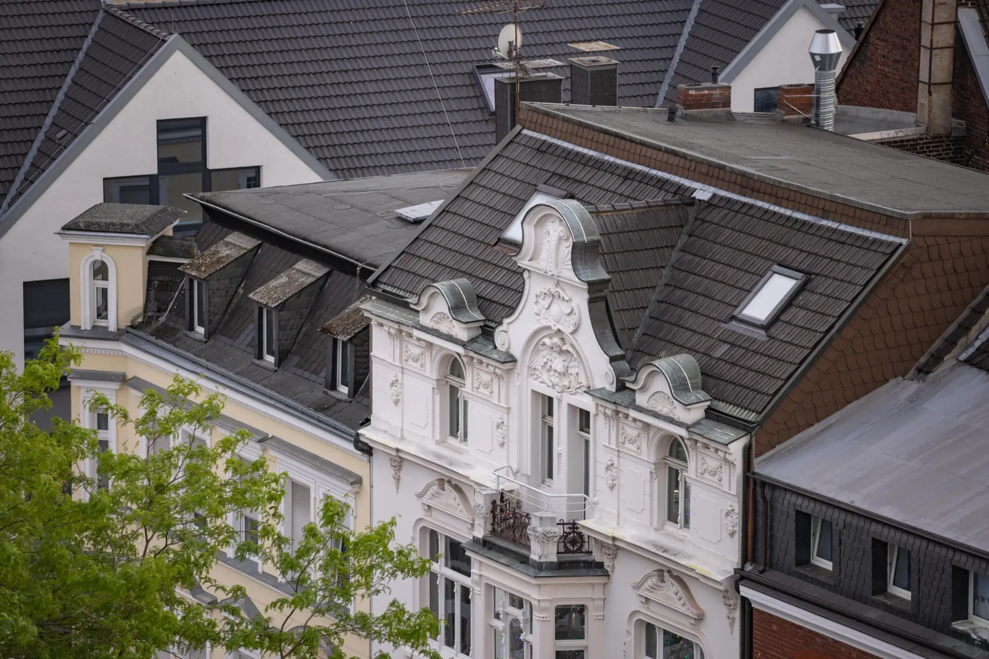 Altbau-Dächer und Fassaden, Blick über Wohnhäuser aus der Vogelperspektive